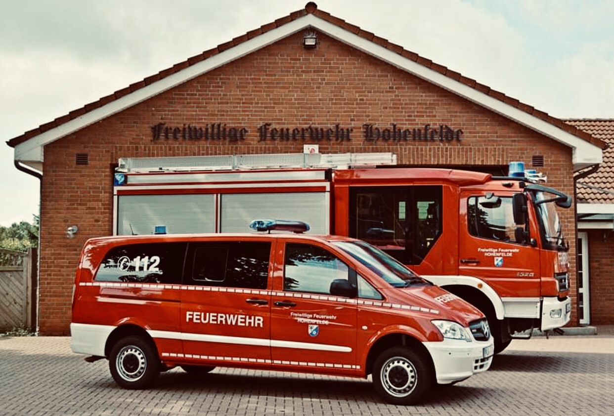 Ein grün blaues Wappen mit Schriftzug SG Hohenfelde