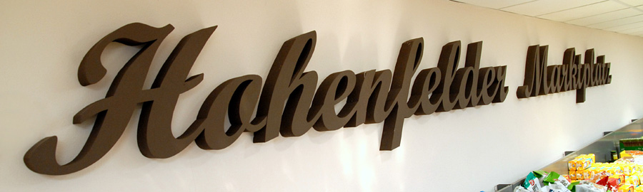 Menschen sitzen auf Stühlen in einem Cafe